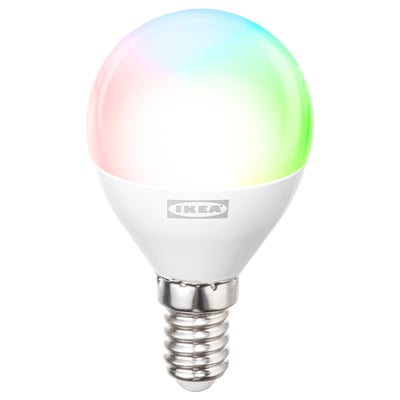 Un bec inteligent ikea KAJPLATS. Este sferic, colorat și fabricat din plastic și metal. Becul își poate schimba culorile și este controlat fără fir.