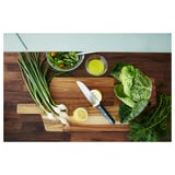 Zona de pregătire a lemnului cu cuțit, legume, lămâie pe blat KARLBY maro.