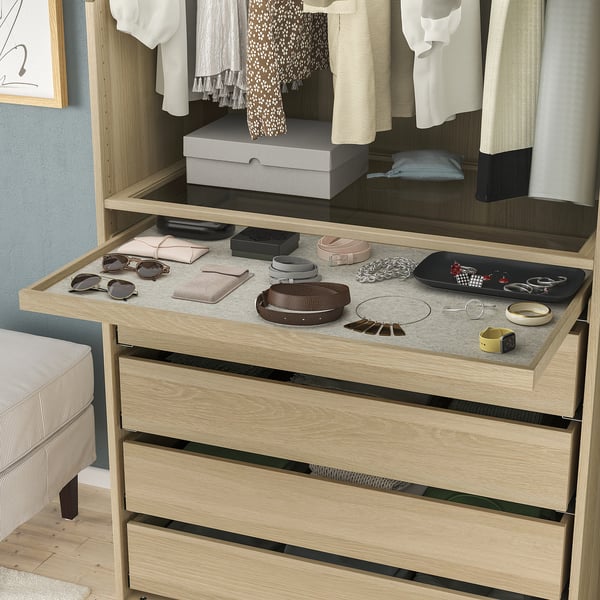 Sertar din lemn cu tavă extensibilă care afișează accesorii, parte a seriei IKEA KOMPLEMENT.