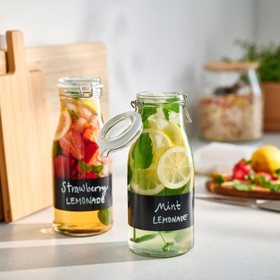 Sticle KORKEN: căpșuni, limonadă de mentă pe blat cu borcane.