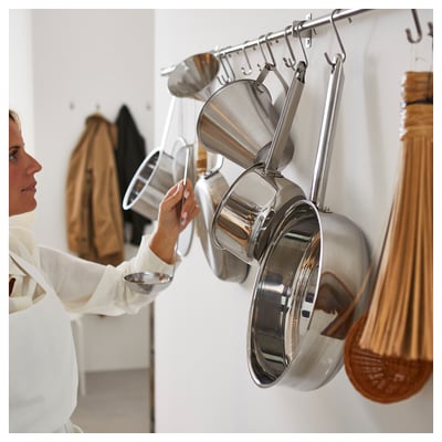 Cinci cârlige metalice argintii în formă de s, dispuse la rând. Design simplu și modern, potrivit pentru depozitarea bucătăriei.