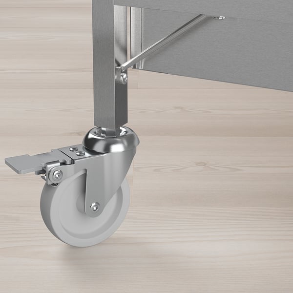 Roată metalică robustă atașată la căruciorul de bucătărie. Material de înaltă calitate pentru durabilitate și curățare ușoară.