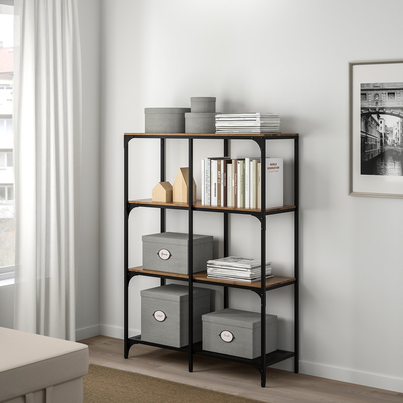 Raft modern KVARNVIK cu metal negru, lemn, textile, cărți și decor.