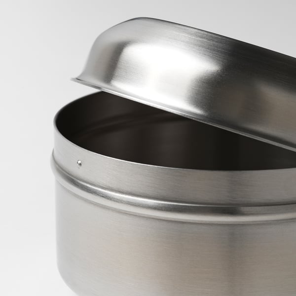 Recipient pentru gustări din metal argintiu cu capac parțial deschis, afișând o suprafață netedă, lustruită și un design robust.