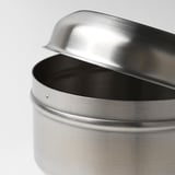 Recipient pentru gustări din metal argintiu cu capac parțial deschis, afișând o suprafață netedă, lustruită și un design robust.