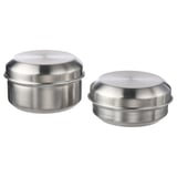 Două recipiente rotunde, stivuibile din oțel inoxidabil, cu capace. Ideal pentru gustări, design durabil, compact.