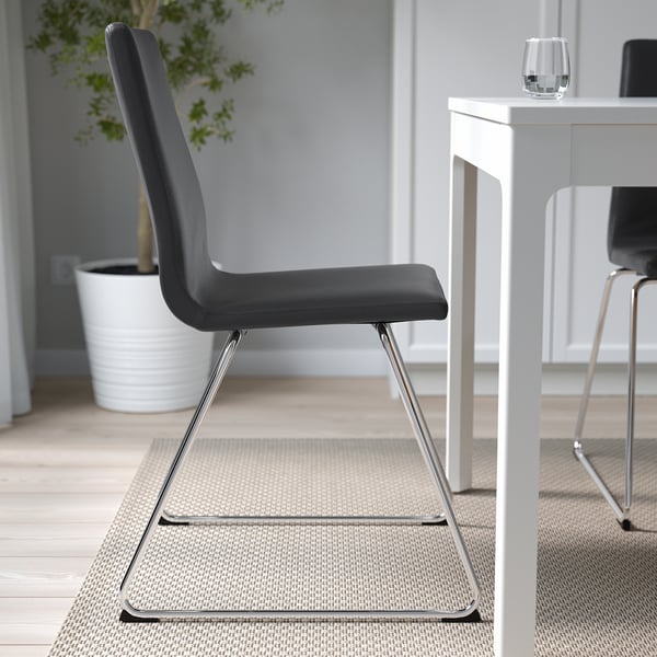 Scaun negru LILLÅNÄS cu scaun căptușit și bază de sanie cromată, ideal pentru mesele în interior, oferind confort și stil.