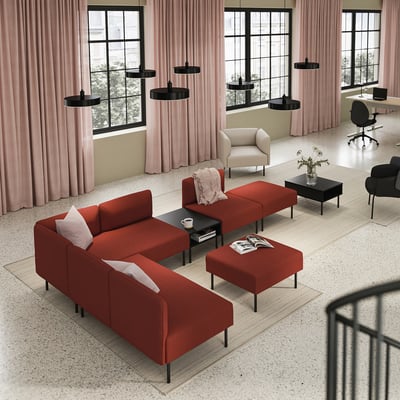 Spațiu de locuit modern cu canapea roșie LILLEHEM, covor, mese negre, lumini suspendate, draperii roz și lumină naturală de la ferestre mari.