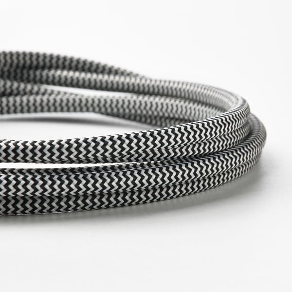 Cablu împletit alb-negru cu model tricotat dens.