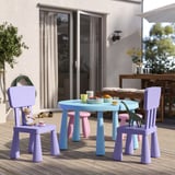 Setul de joacă pentru copii include masă și scaune mov deschis, plastic, dimensiuni mici, în aer liber.