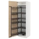 Dulap de bucătărie METOD alb cu rafturi extensibile. Texturi din lemn natural, rafturi metalice negre, design modern.