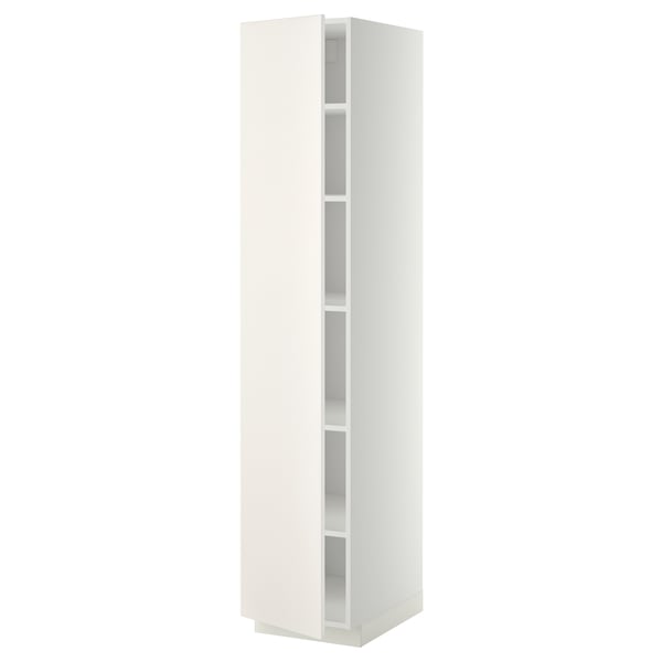 Un dulap de bucătărie înalt alb METOD cu un design elegant, cu mai multe rafturi reglabile în interior.