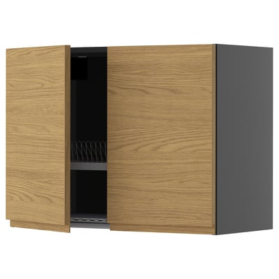 Un dulap de bucătărie din lemn cu o latură gri. Are uși în stil stejar și mânere încorporate, oferind un aspect minimalist cu o senzație caldă.