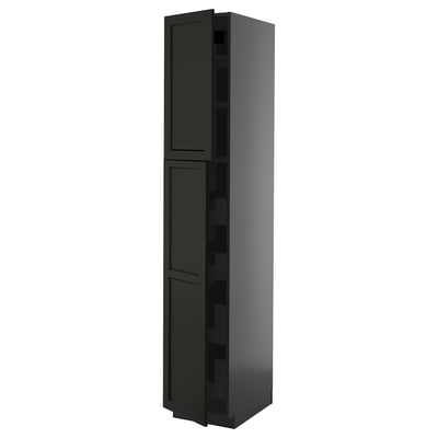 Un dulap negru înalt, cu uși în stil shaker și margini teșite, parte a sistemului de bucătărie ikea METOD.