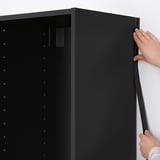 Instalarea ornamentelor negre ale dulapului