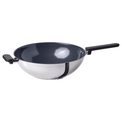 Afișează un wok MIDDAGSMAT, o tigaie de gătit din oțel inoxidabil negru și argintiu cu interior ceramic antiaderent, concepută pentru gătit versatil.