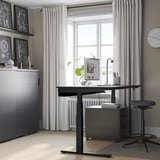 Birou modern de acasă cu birou MITTZON negru, scaun, pereți gri și fereastră mare. Configurare eficientă și elegantă.