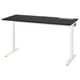 Un birou negru reglabil pe înălțime, MITTZON, cu un top închis la culoare și picioare albe. Gestionarea cablurilor și setările de înălțime reglabile pentru confort ergonomic.