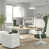 Birou minimalist modern cu birou MITTZON alb reglabil, scaun ergonomic verde și tavă de gestionare a cablurilor pentru productivitate și confort.