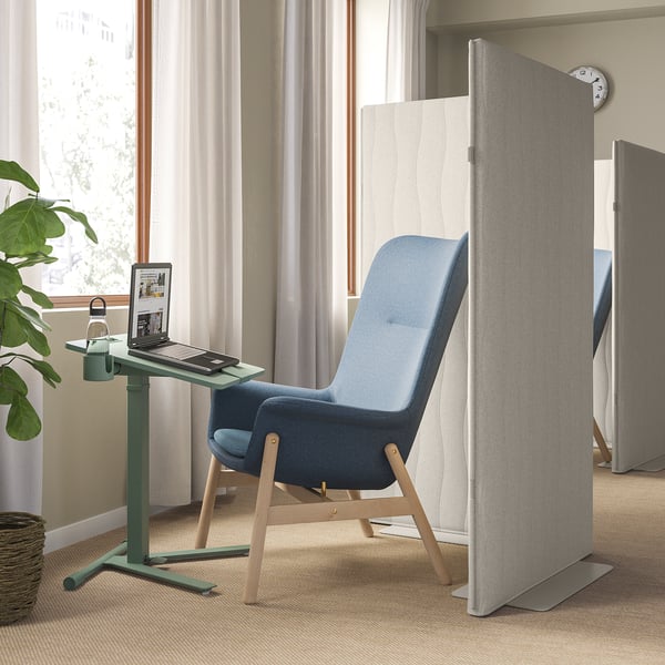 Configurație modernă a spațiului de lucru cu masă reglabilă pentru laptop METTZON, scaun albastru și partiție gri înaltă. Perfect pentru munca privată și confortabilă.