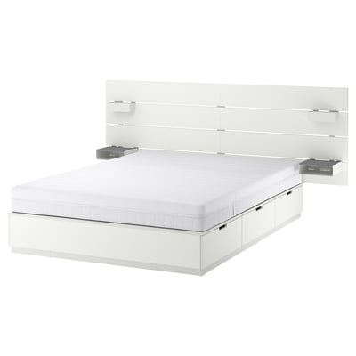 Pat alb NORDLI, design modern, cu sertare de depozitare încorporate și rafturi pentru tăblie.