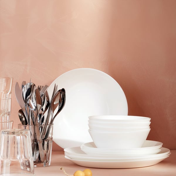 Set de vase albe OFTAST - farfurii, boluri, pahare și tacâmuri, stivuite elegant, pentru mașina de spălat vase și cuptorul cu microunde, sticlă opală călită.