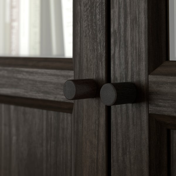 Panou din lemn închis la culoare cu mânere cilindrice moderne. Finisaj de înaltă calitate, design elegant.