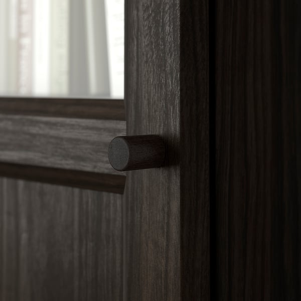Ușă din lemn închis la culoare cu mâner cilindric. Finisaj neted, construcție robustă, design modern.