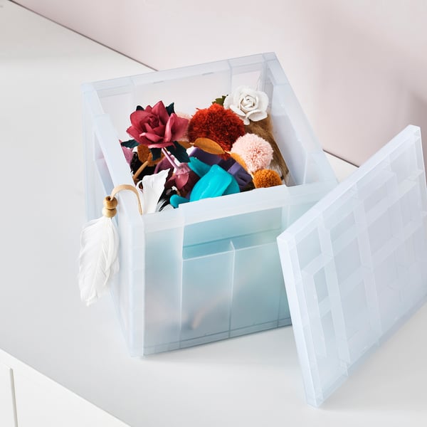 Cutie din plastic reciclat cu capac, conține articole colorate, păstrează conținutul fără praf.