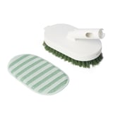 Un set de curățare cu o perie și un tampon din microfibră cu dungi.