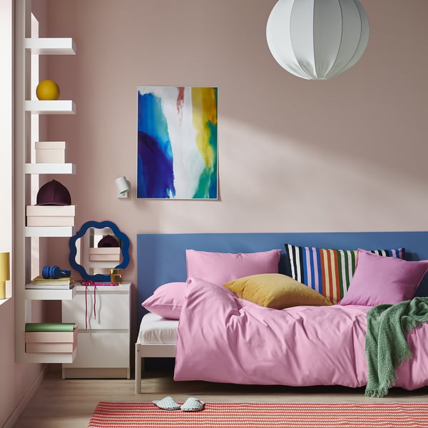 Set de plapumă PILTANDVINGE roz strălucitor cu pat alb, tăblie albastră, perne colorate și artă de perete. Mărime: twin.