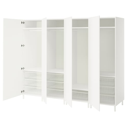 Unități de depozitare albe PLATSA. Au uși deschise care dezvăluie rafturi de sârmă în interior. Unitățile au înălțimi diferite și sunt concepute pentru a fi modulare.