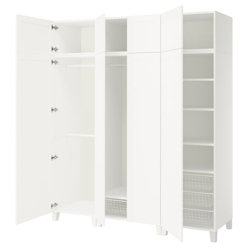 O unitate de depozitare albă PLATSA cu mai multe rafturi și compartimente. Interioare reglabile pentru depozitare organizată.
