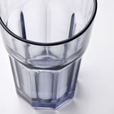 Sticlă transparentă cu margine întunecată, design robust.