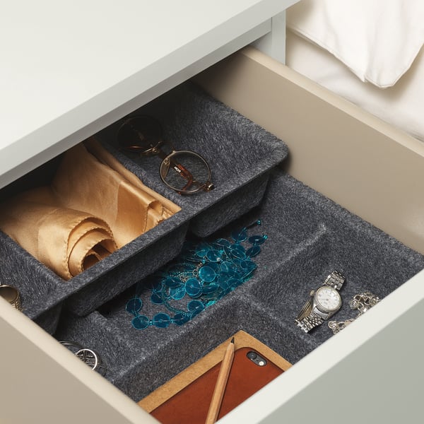 Tăvi organizate pentru sertare pentru accesorii, bijuterii și ceasuri. Designul stivuibil maximizează spațiul.