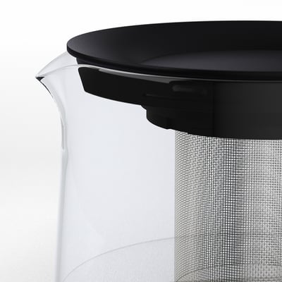 Ceainic din sticlă transparentă RIKLIG cu capac negru și inserție din plasă pentru frunze de ceai, mâner pe partea dreaptă.