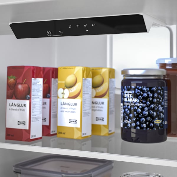 Frigider cu comenzi tactile și rafturi reglabile. Luminile LED iluminează interiorul. Rafturile conțin cutii de suc și borcane.