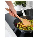 Amestecați manual legumele colorate cu ustensilele RÖRT în tigaie.