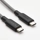 Cablu USB-C negru cu branding ikea, cu conectori durabili, flexibili și un cablu textil cu model în zig-zag.