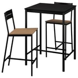 Set de masă și scaune din metal negru SANDSBERG cu scaune din lemn. Design minimalist, robust și elegant. Perfect pentru spații compacte.