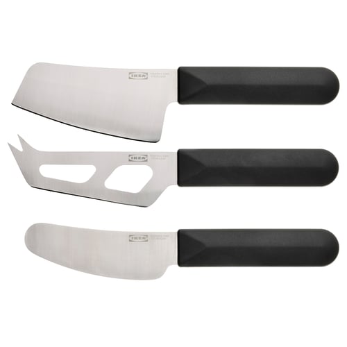 Trei cuțite elegante de brânză ikea SKÄRLÅNGA cu mânere negre și lame din oțel inoxidabil, concepute pentru diverse brânzeturi.