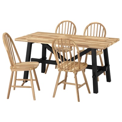 Set de sufragerie SKOGSTA: masă din lemn deschis cu picioare închise la culoare, patru scaune asortate, design simplu și robust.