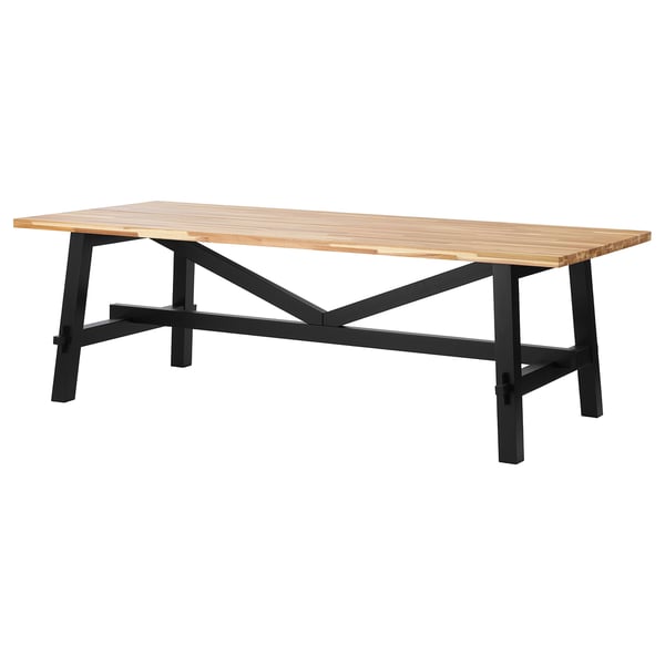 O masă SKOGSTA cu blat din lemn deschis și picioare din metal negru. Are o formă dreptunghiulară și un design industrial.