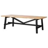 O masă SKOGSTA cu blat din lemn deschis și picioare din metal negru. Are o formă dreptunghiulară și un design industrial.