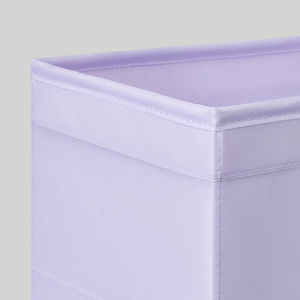 Prim-plan al unei cutii de depozitare din țesătură violet robustă, cu cusături îngrijite și fermoar de calitate.