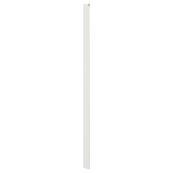 Această imagine prezintă o bară de oprire albă SKYTTA din plăci de fibre cu folie de plastic, concepută pentru soluții de uși glisante.