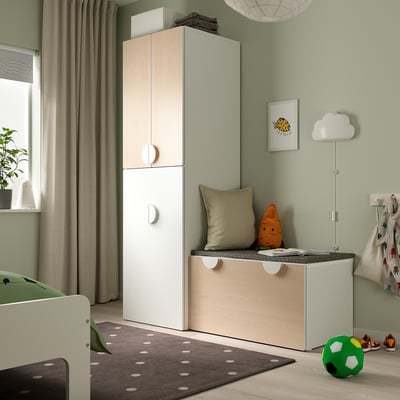 Cameră pentru copii cu dulap SMÅSTAD, bancă, covor, jucării, pătuț și lampă cu nori.