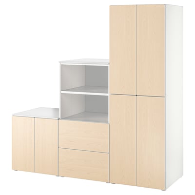 Dulapul SMÅSTAD în alb, care combină materialele din lemn și metal cu un design elegant și modern pentru depozitare eficientă.