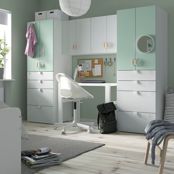 Cameră modernă pentru copii cu mobilier SMÅSTAD. Dulapuri, sertare, birou, scaun ergonomic, podea din lemn, spațioase și organizate.