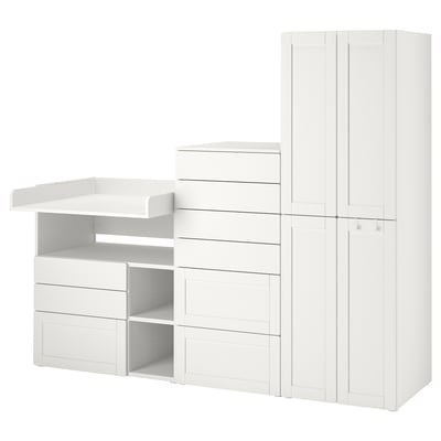 Un set alb de depozitare pentru bebeluși ikea SMÅSTAD, care include o masă de înfășat cu rafturi, un dulap și un dulap înalt.